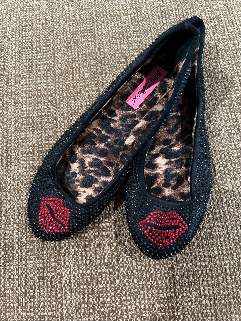 Betsey Johnson Women’s Black Crystal Flats with Red Lip Accent 8M - Picture 2 of 5